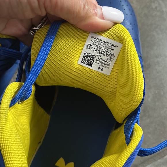 EUC Youth Under armour basketball shoes 6.5Y - Picture 6 of 9
